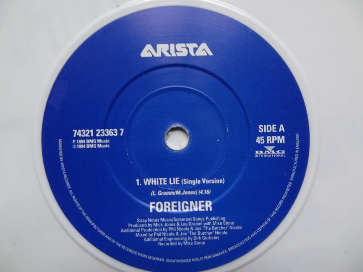 黑膠唱片, Disco de vinilo, Vinyl records, سجلات الفينيل, Vinyl रिकॉर्ड, ভিনসেল রেকর্ড, Registros de vinil, Виниловые пластинки, ビニールレコード, 비닐 보드, Schallplatten.Foreigner ‎– White Lie Arista ‎– 74321233637 Vinyl, 7", 45 RPM, Single, White