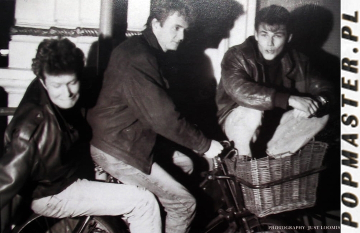 a-ha ‎– The Blood That Moves The Body Warner Bros. Records ‎– W7840W Vinyl, 7", 45 RPM, Single Box Set, Limited Edition 3 postcards