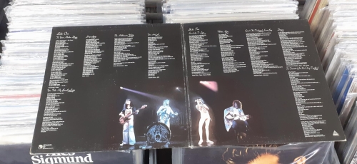 Queen ‎– A Day At The Races EMI ‎– EMTC 104 A - 4U / B - 4U