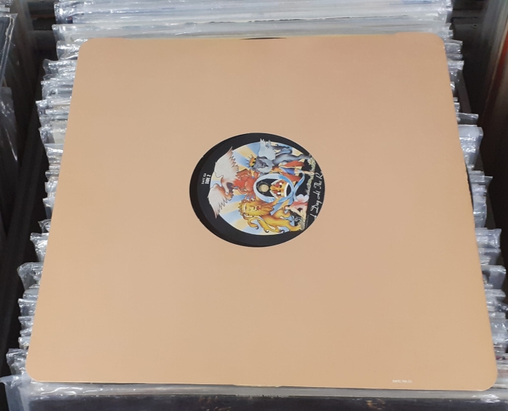 Queen ‎– A Day At The Races EMI ‎– EMTC 104 A - 4U / B - 4U