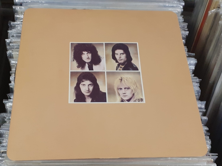 Queen ‎– A Day At The Races EMI ‎– EMTC 104 A - 4U / B - 4U