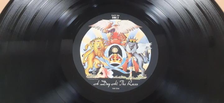 Queen ‎– A Day At The Races EMI ‎– EMTC 104 A - 4U / B - 4U