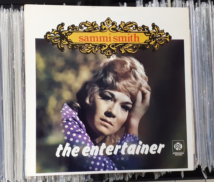 Sammi Smith – The Entertainer Label: Pye International – NSPL 28190