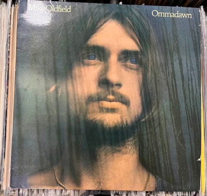 Mike Oldfield – Ommadawn Label: Virgin – V2043