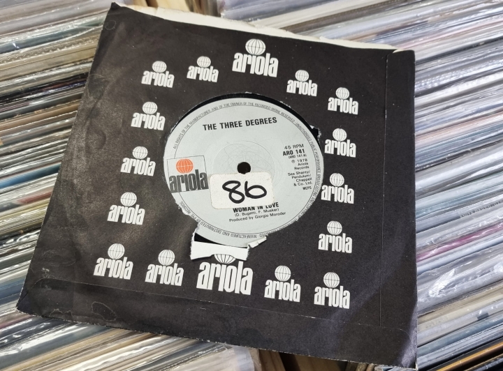 The Three Degrees – Woman In Love Ariola – ARO 141