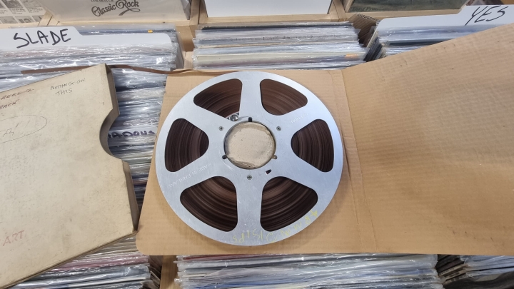 Szpula Metalowa REEL TO REEL  do taśmy magnetofonowej 10,5"
Szpula z taśmą, ale w ofercie sprzedaję jako samą szpulę, Taśma na szpuli jest jako dodatek. Za zawartość i jakość taśmy nie odpowiadam.