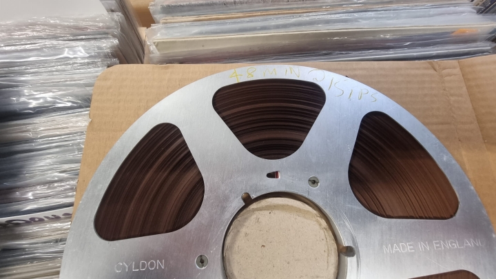 Szpula Metalowa REEL TO REEL  do taśmy magnetofonowej 10,5"
Szpula z taśmą, ale w ofercie sprzedaję jako samą szpulę, Taśma na szpuli jest jako dodatek. Za zawartość i jakość taśmy nie odpowiadam.