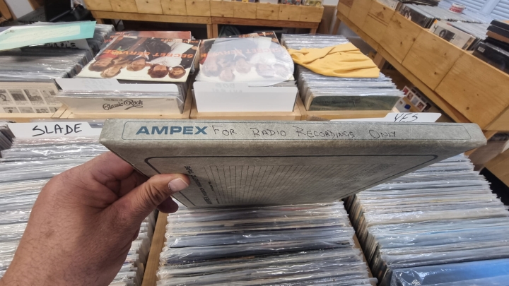 Szpula Metalowa REEL TO REEL  do taśmy magnetofonowej 10,5"
Szpula z taśmą, ale w ofercie sprzedaję jako samą szpulę, Taśma na szpuli jest jako dodatek. Za zawartość i jakość taśmy nie odpowiadam.