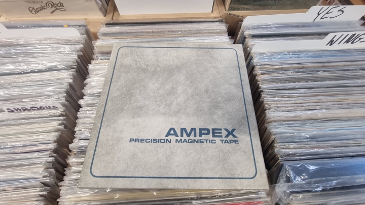 Szpula Metalowa REEL TO REEL  do taśmy magnetofonowej 10,5"
Szpula z taśmą, ale w ofercie sprzedaję jako samą szpulę, Taśma na szpuli jest jako dodatek. Za zawartość i jakość taśmy nie odpowiadam.