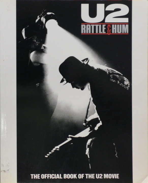 U2: Rattle & Hum, The Official Book of the Movie autorstwa Petera Williamsa i Steve’a Turnera – 1. wydanie, ilustrowana książka w miękkiej oprawie, Pyramid Books 1988