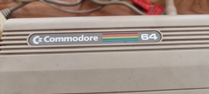 Komputer Commodore 64, drukarka Commodore MPS 1270, stacja dysków Floppy Disk Drive 1541-II, zasilacz, Myszka mnóstwo dysków