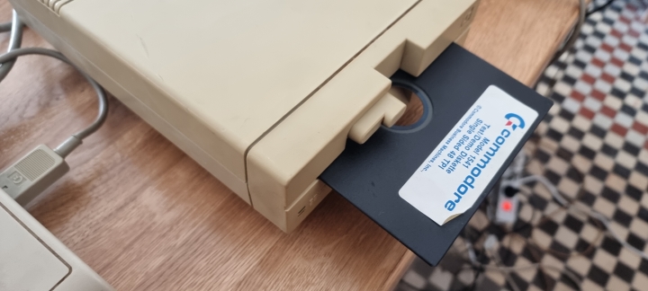 Компьютер Commodore 64, принтер Commodore MPS 1270, дисковод 1541-II, блок питания, мышь, много дисков