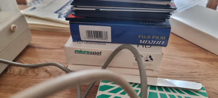 Компьютер Commodore 64, принтер Commodore MPS 1270, дисковод 1541-II, блок питания, мышь, много дисков